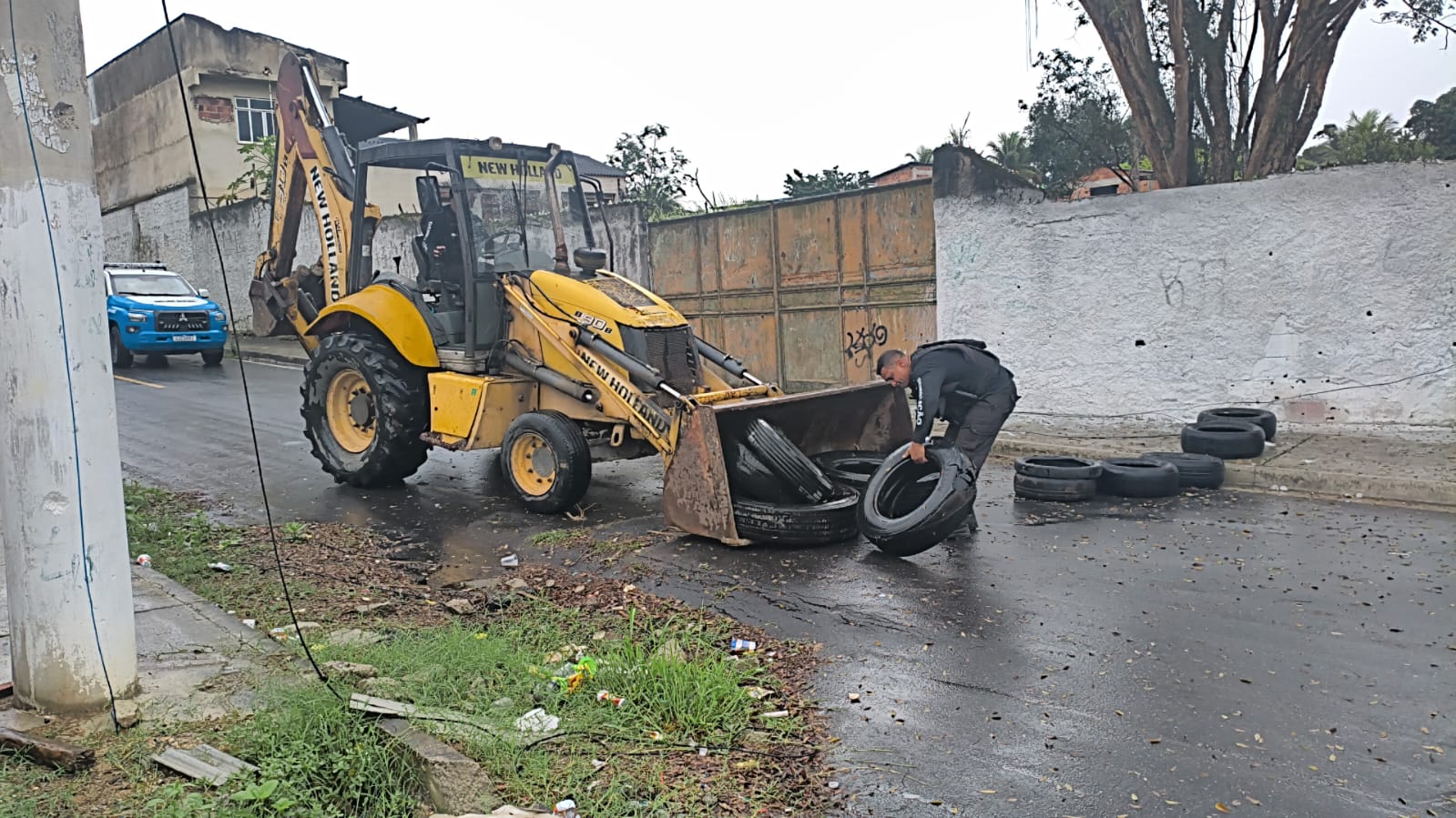 Policiais do 7º BPM retiram 12 toneladas de barricadas em São Gonçalo, com a ajuda do Disque Denúncia